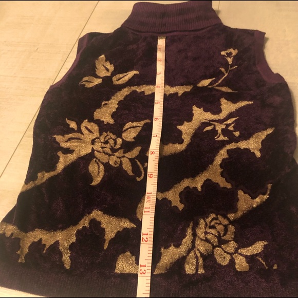 Elegant Neckline Sleeveless Soft Top-NEW - Picture 5 of 7